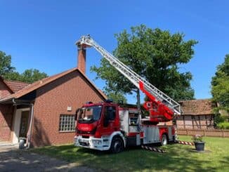 FW Celle: NABU und Celler Feuerwehr beringen Störche im Landkreis Celle