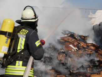 FW Celle: Nach lautem Knall - Feuer in Entsorgungsunternehmen!