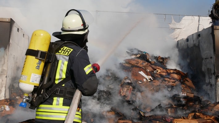 FW Celle: Nach lautem Knall - Feuer in Entsorgungsunternehmen!