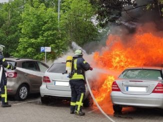 FW Celle: PKW-Brand in der 77er Straße