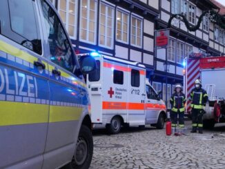 FW Celle: PKW fährt in Hauswand in Celler Altstadt - 6 Verletzte!