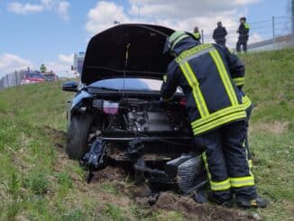 FW Celle: PKW fährt in Regenrückhaltebecken - eCall alarmiert Rettungskräfte!