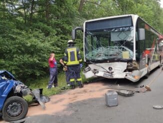 FW Celle: PKW gegen Bus - Unfall auf der B214