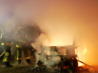 FW Celle: PKW in Vollbrand