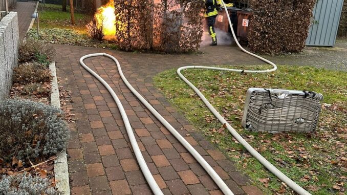 FW Celle: Papiercontainer brennen in der Hattendorffstraße