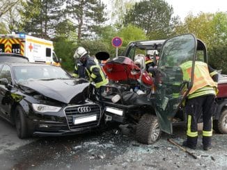 FW Celle: Schwerer Verkehrsunfall im Garnseeweg - zwei PKW stoßen frontal zusammen!