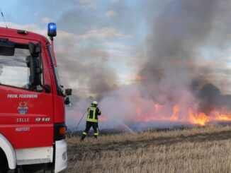 FW Celle: Städteübergreifende Übung in Hustedt - Feuerwehren aus Hustedt und Eversen üben Vegetationsbrandbekämpfung!