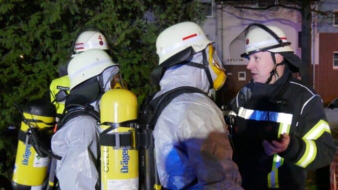 FW Celle: Unbekannte Flüssigkeit in Wohngebäude ausgetreten
