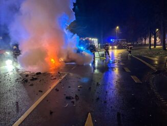 FW Celle: Verkehrsunfall - PKW in Vollbrand!