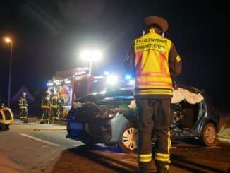 FW Celle: Verkehrsunfall - eine Person im Fahrzeug eingeschlossen