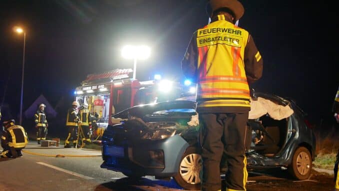 FW Celle: Verkehrsunfall - eine Person im Fahrzeug eingeschlossen