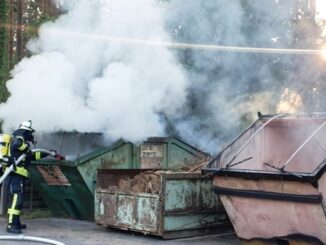 FW Celle: Waldbrand und/oder Containerbrand - Celler Feuerwehr im Einsatz!