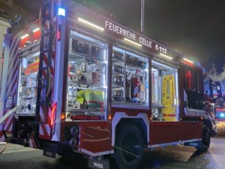 FW Celle: Wohngebäudebrand in der Fuhrberger Straße - 1. Lagemeldung!