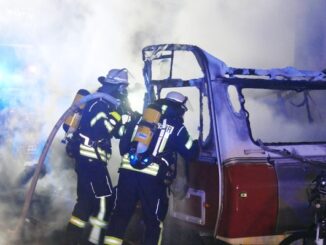 FW Celle: Wohnwagen brennt in voller Ausdehnung - Flammen drohen auf Gebäude überzugreifen!