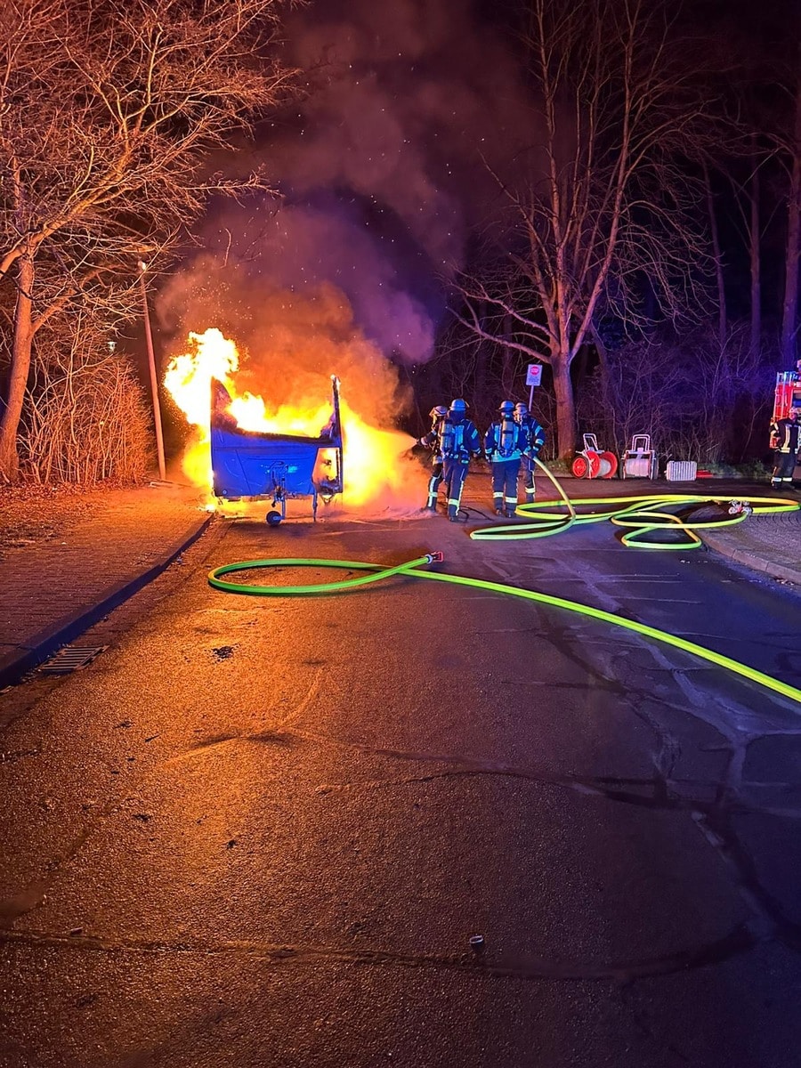 FW Celle: Wohnwagen in Vollbrand