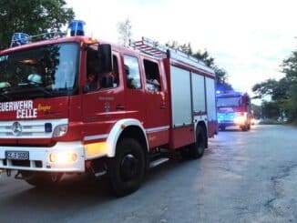 FW Celle: Zwei gleichzeitige Einsätze am Sonntagabend - Rauchentwicklung in Wald und aus Gebäude