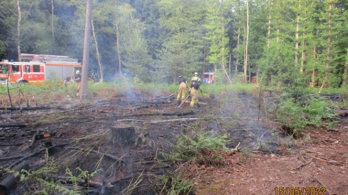 FW-D: Bodenfeuer in einem Waldstück verursacht aufwendigen Feuerwehreinsatz - Einsatzkräfte mussten zur Brandbekämpfung tief in den Wald vordringen