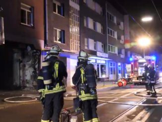 FW-DO: 04.10.2021 - FEUER IN KÖRNE Brennender Sperrmüll in Hofdurchfahrt