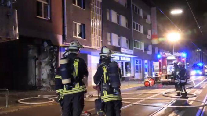 FW-DO: 04.10.2021 - FEUER IN KÖRNE Brennender Sperrmüll in Hofdurchfahrt
