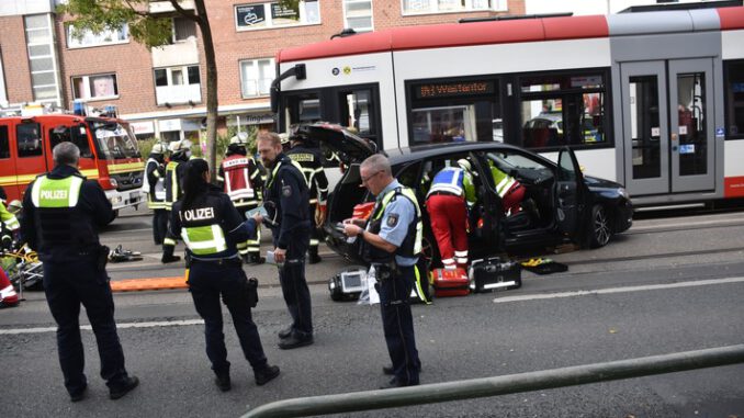 FW-DO: 04.10.2021 - VERKEHRSUNFALL IN KÖRNE Zusammenstoß mit Straßenbahn
