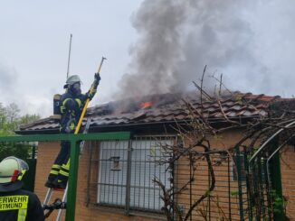 FW-DO: 05.05.2023 Feuer in Hörde / Brennende Gartenlaube in Dortmund Hörde