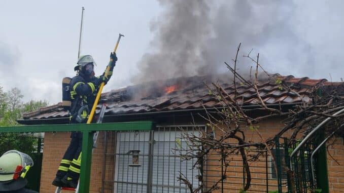 FW-DO: 05.05.2023 Feuer in Hörde / Brennende Gartenlaube in Dortmund Hörde