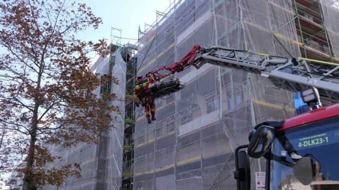FW-DO: 11.10.2022 - TECHNISCHE HILFELEISTUNG IN HÖRDE Arbeitsunfall auf einer Baustelle