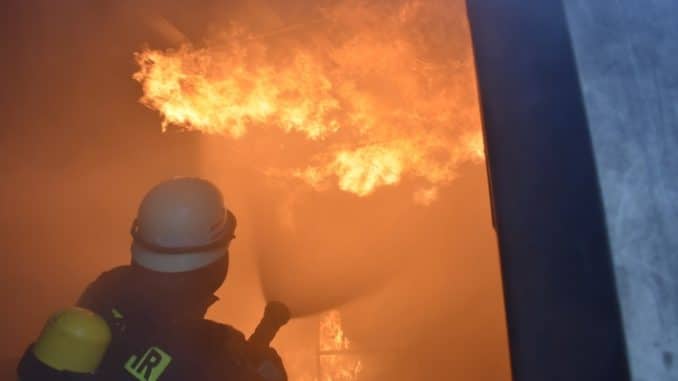 FW-DO: 12.05.2022 - Feuer in Lütgendortmund Dachgeschosswohnung brennt in voller Ausdehnung