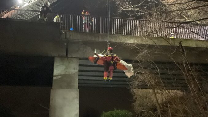 FW-DO: 13.12.2024 - Mann stürzt von Brücke in Marten