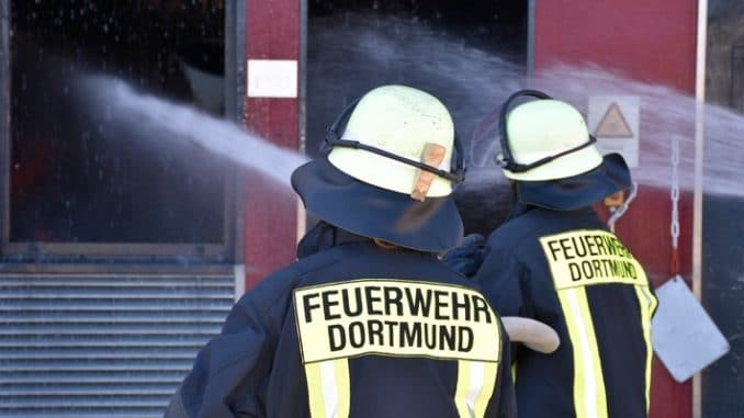 FW-DO: 14.04.2022 - Feuer in Aplerbeck Mülltonnenbrand auf Schulgelände