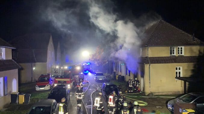 FW-DO: 15.11.2021 - FEUER IN DERNE Wohnungsbrand in einer Doppelhaushälfte