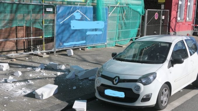 FW-DO: 19.03.2022 Technische Hilfeleistung in Dortmund-Hörde Herabstürzende Mauerteile beschädigen geparkte Autos