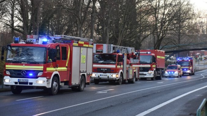 FW-DO: 20.12.2021 - Gefahrguteinsatz in Brünninghausen Arbeitsunfall in Reha-Klinik