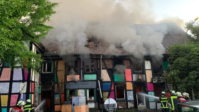 FW-DO: 23.06.2022 Feuer in Mengede Fachwerkhaus steht im Vollbrand
