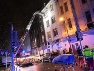 FW-DO: 29 Betroffene nach Mülltonnenbrand im Hinterhof