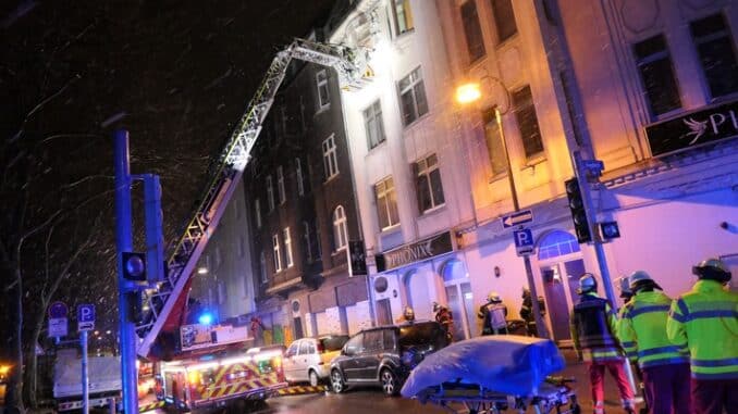FW-DO: 29 Betroffene nach Mülltonnenbrand im Hinterhof