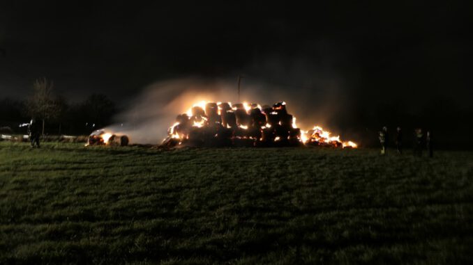 FW-DO: 60 Rundballen im Vollbrand in Scharnhorst