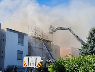 FW-DO: Anwohner unterstützten Feuerwehr bei ausgedehntem Flachdachbrand