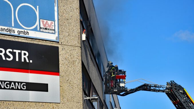 FW-DO: Brand in einem Lagergebäude