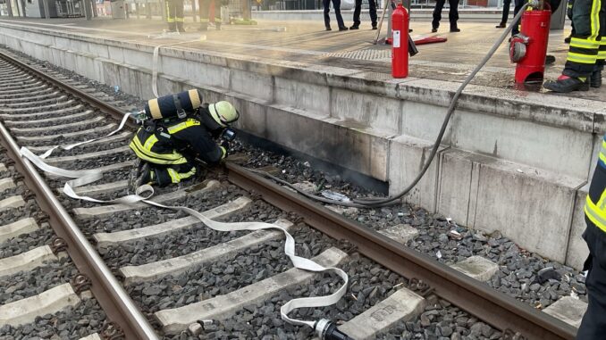 FW-DO: Brennender Unrat sorgt für großes Feuerwehraufgebot am Hauptbahnhof