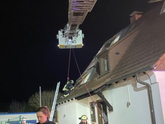 FW-DO: Die Feuerwehr konnte nach Vollbrand des Schlafzimmers zwei Katzen nur noch tot bergen.