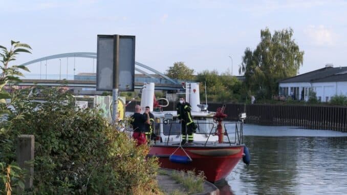 FW-DO: Do-Hafen Tankweg / Person im Wasser