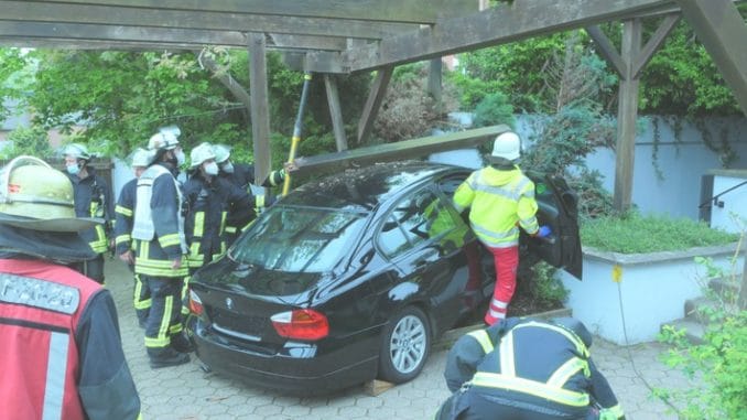 FW-DO: Eingeklemmte Person Bittermarkstraße / PKW brachte Carport zum Teileinsturz, keine Verletzten Personen