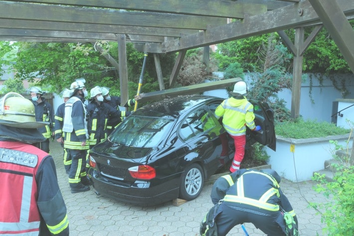 FW-DO: Eingeklemmte Person Bittermarkstraße / PKW brachte Carport zum Teileinsturz, keine Verletzten Personen