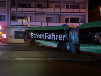 FW-DO: Elektro-Bus prallt gegen eine Hauswand in Dortmund Hörde