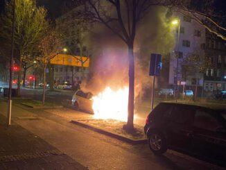 FW-DO: Fahrer und Fahrgast flüchten aus brennendem Taxi