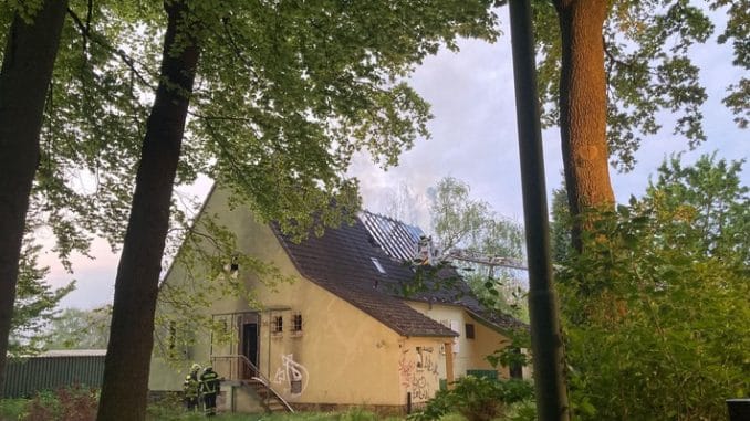 FW-DO: Feuer Dortmund Lindenhorst / Dachstuhlbrand in einem leerstehenden Doppelhaus
