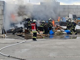 FW-DO: Feuer auf Wertstoffhof / DO Hacheney - Sperrmüll stand im Vollbrand