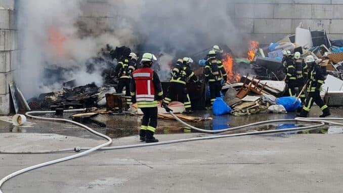 FW-DO: Feuer auf Wertstoffhof / DO Hacheney - Sperrmüll stand im Vollbrand