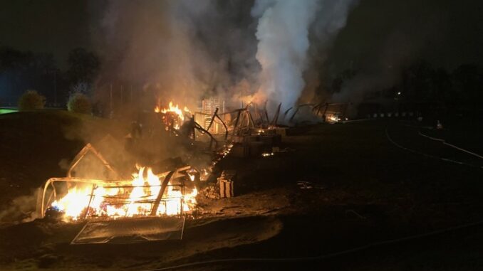FW-DO: Feuer auf einer Golfanlage in Dortmund-Wambel / Ausgedehnter Brand auf einer Golfanlage in Wambel